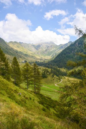 Téléchargez les photos : Montagnes italiennes vue arrière plan - en image libre de droit