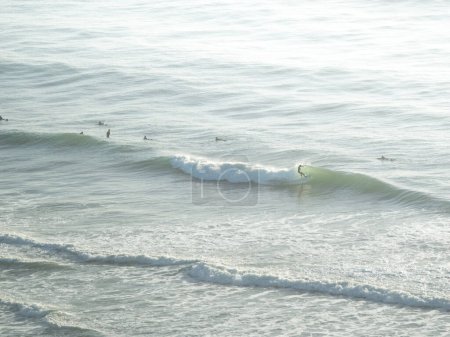 Foto de Tarde Surfistas en olas marinas - Imagen libre de derechos
