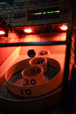 Téléchargez les photos : Skee Ball dans la ville dans la nuit - en image libre de droit