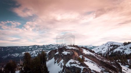 Téléchargez les photos : Sommet de la montagne vue arrière-plan - en image libre de droit