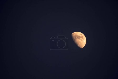 Foto de Luna sobre el fondo oscuro del cielo - Imagen libre de derechos