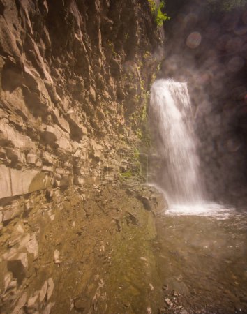 Téléchargez les photos : Vue imprenable sur la cascade dans la nature - en image libre de droit