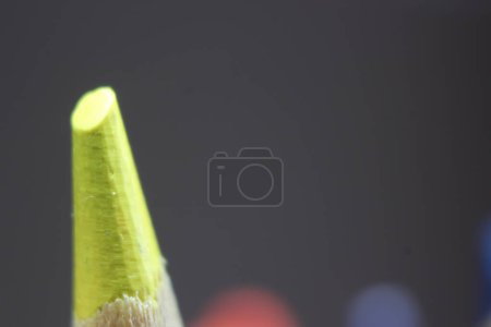 Téléchargez les photos : Macro view of the tip of the pencil on a black background. - en image libre de droit