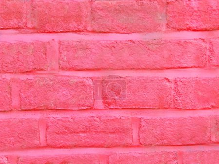Foto de Muro de ladrillo envejecido en el tiempo de color rosa close-up.Texture o fondo - Imagen libre de derechos