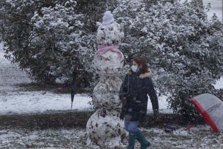 Téléchargez les photos : Enfants jouant avec la neige et faisant des bonhommes de neige, dans le parc Retiro, Madrid - en image libre de droit
