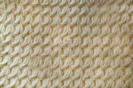 Téléchargez les photos : Pull en laine beige fait main gros plan. Texture ou arrière-plan - en image libre de droit