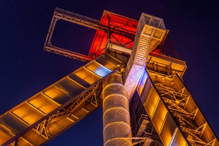 Téléchargez les photos : Vieille mine de charbon haut de la tour en Belgique Genk Winterslag Night photo - en image libre de droit