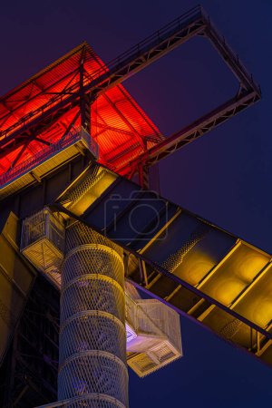 Foto de Antigua mina de carbón en la cima de la torre en Bélgica Genk Winterslag Night picture - Imagen libre de derechos