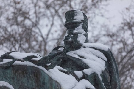 Téléchargez les photos : Monument au Général Martinez Campos, Madrid, par une journée enneigée - en image libre de droit