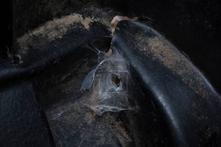 Téléchargez les photos : Vieille poubelle presque vide, noire - en image libre de droit