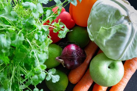 Foto de "Composición con verduras y frutas, manzana, zanahoria, limón, naranja, pimientos" - Imagen libre de derechos
