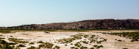 Téléchargez les photos : Une belle nature étroite tirer à partir d'un désert. il y a un drone volant au-dessus du sable - en image libre de droit