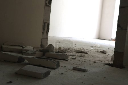 Téléchargez les photos : "Restes de débris de construction dans l'appartement" - en image libre de droit