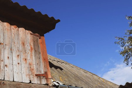 Téléchargez les photos : "Le toit de la maison est recouvert d'ardoise" - en image libre de droit