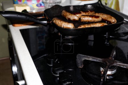 Foto de Fried sausages on a corrugated pan - Imagen libre de derechos