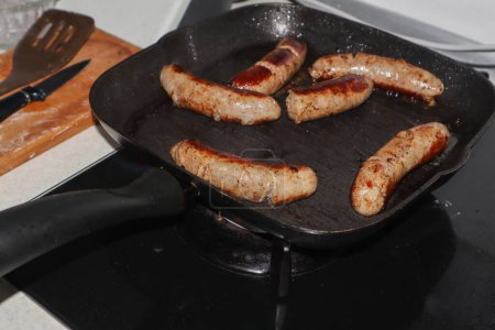 Téléchargez les photos : Fried sausages on a corrugated pan - en image libre de droit