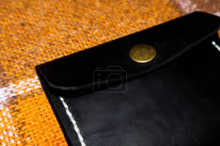 Téléchargez les photos : Gros plan du portefeuille en cuir sur le dessus de la table - en image libre de droit
