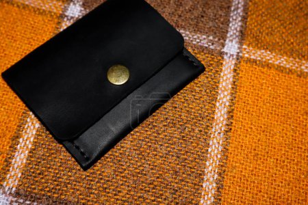 Téléchargez les photos : Gros plan du portefeuille en cuir sur le dessus de la table - en image libre de droit