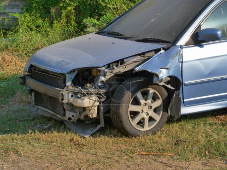 Foto de "coche naufragio parque en el prado un lado de los coches de pasajeros accidente daños por accidente de tráfico" - Imagen libre de derechos
