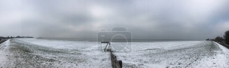 Téléchargez les photos : Panorama depuis une digue enneigée en Hindeloopen - en image libre de droit