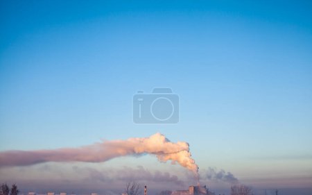Foto de Humo blanco grueso de la chimenea de la sala de calderas. Zona industrial. - Imagen libre de derechos