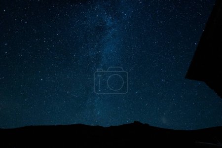 Foto de Cielo estrellado rodeado de montañas - Imagen libre de derechos