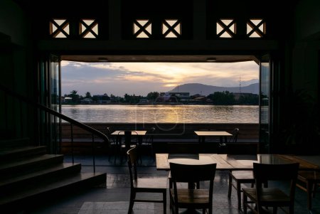 Téléchargez les photos : Bar au bord de la rivière restaurant vue au coucher du soleil en kampot cambodia - en image libre de droit