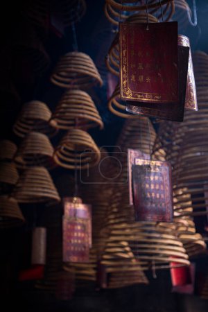 Foto de Bobinas de incienso ardientes tradicionales dentro del templo chino a-ma en macao - Imagen libre de derechos