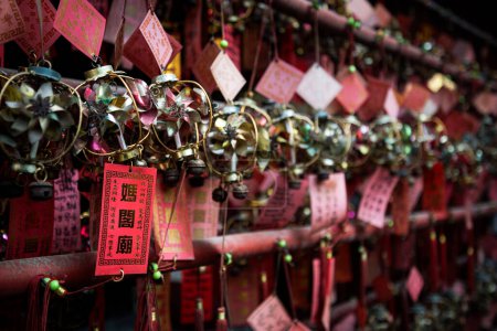 Foto de Decoraciones de bolas colgantes de suerte en el interior del templo chino A-ma macao - Imagen libre de derechos