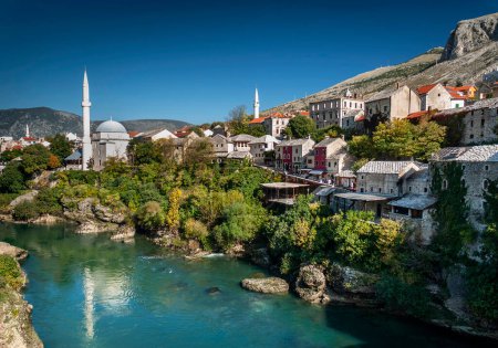 Téléchargez les photos : Neretva rivière et vieille ville de mostar bosnia vue - en image libre de droit