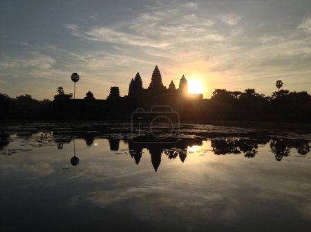 Téléchargez les photos : Lever de soleil à Angkor wat - en image libre de droit