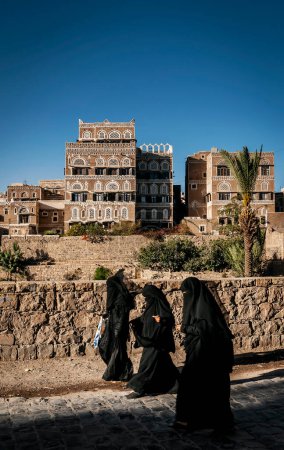 Téléchargez les photos : Scène de rue et bâtiments dans la vieille ville de sanaa yemen - en image libre de droit