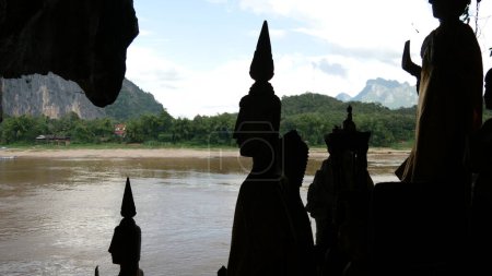 Téléchargez les photos : Bouddhas debout, lieu de voyage en arrière-plan - en image libre de droit