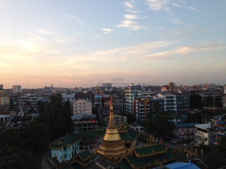 Téléchargez les photos : Yangon vue sur la ville avec le téléphone Shwe Pwint Pagode pendant le coucher du soleil - en image libre de droit
