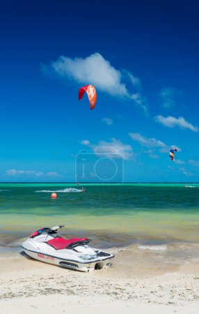 Téléchargez les photos : Jet ski et kite surf à bolabog plage boracay philippines - en image libre de droit