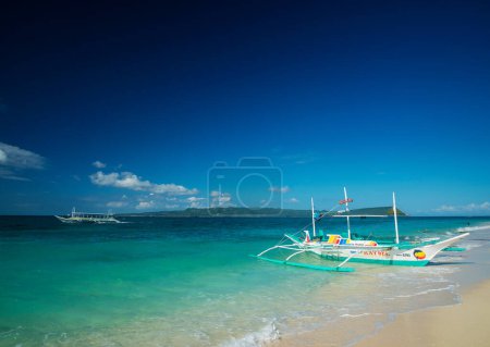 Téléchargez les photos : Bateaux traditionnels sur la plage de puka à boracay philippines - en image libre de droit