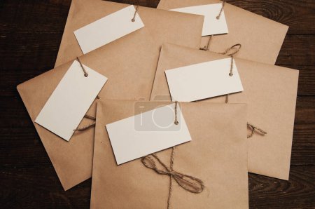 Téléchargez les photos : Enveloppe de papier artisanal sur une table en bois - en image libre de droit