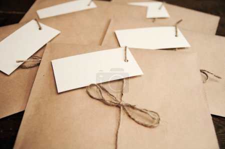 Téléchargez les photos : Enveloppe de papier artisanal sur une table en bois - en image libre de droit