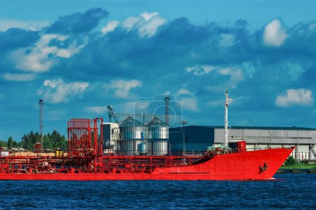Foto de Nave petrolera roja vista de fondo - Imagen libre de derechos