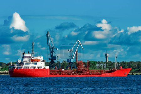 Foto de Nave petrolera roja vista de fondo - Imagen libre de derechos