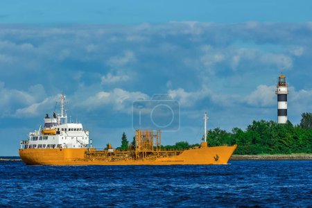 Téléchargez les photos : Navire-citerne jaune dans la mer - en image libre de droit
