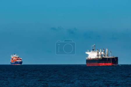 Foto de Vista de fondo del buque de carga negro - Imagen libre de derechos