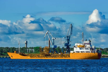 Foto de Amarillo buque cisterna vista de fondo - Imagen libre de derechos