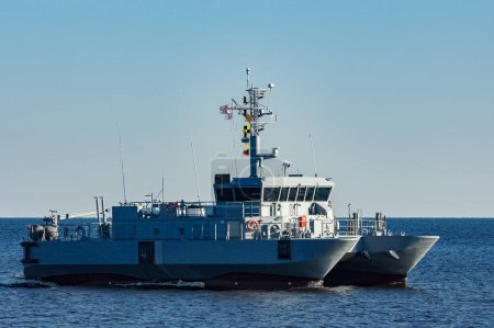 Téléchargez les photos : Petit navire militaire vue arrière-plan - en image libre de droit