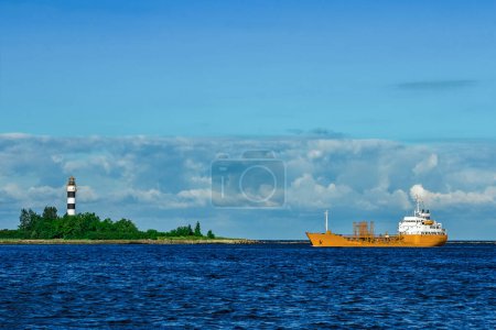 Foto de Amarillo buque cisterna vista de fondo - Imagen libre de derechos