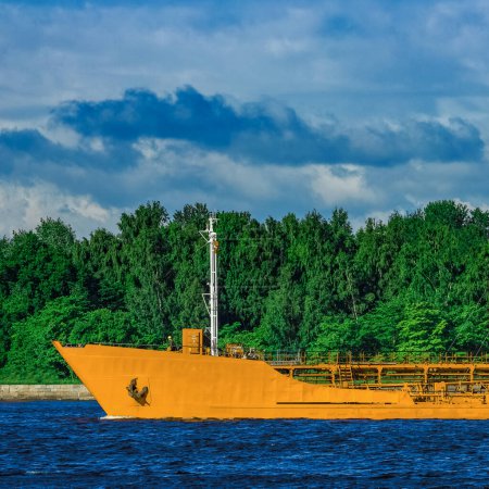 Téléchargez les photos : Navire-citerne jaune dans la mer - en image libre de droit