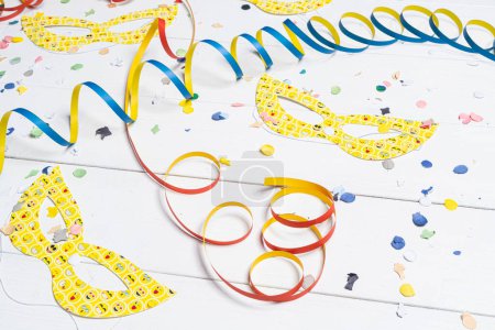 Téléchargez les photos : Fond de fête avec confettis sur fond, gros plan - en image libre de droit