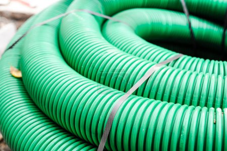 Téléchargez les photos : Tube plastique souple vert - en image libre de droit