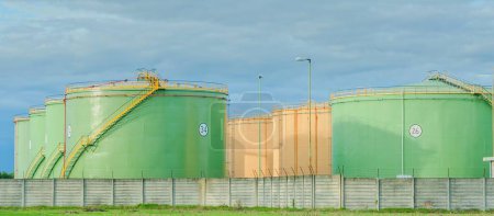 Foto de Depósitos de aceite Planta Petroquímica - Imagen libre de derechos