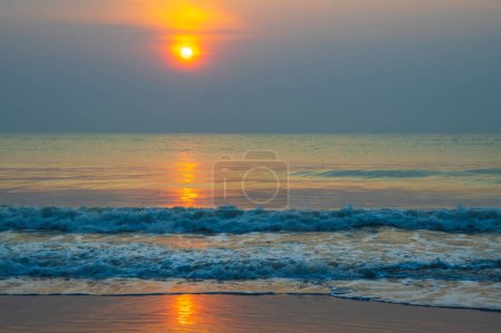 Foto de Mar playa salida del sol vista - Imagen libre de derechos